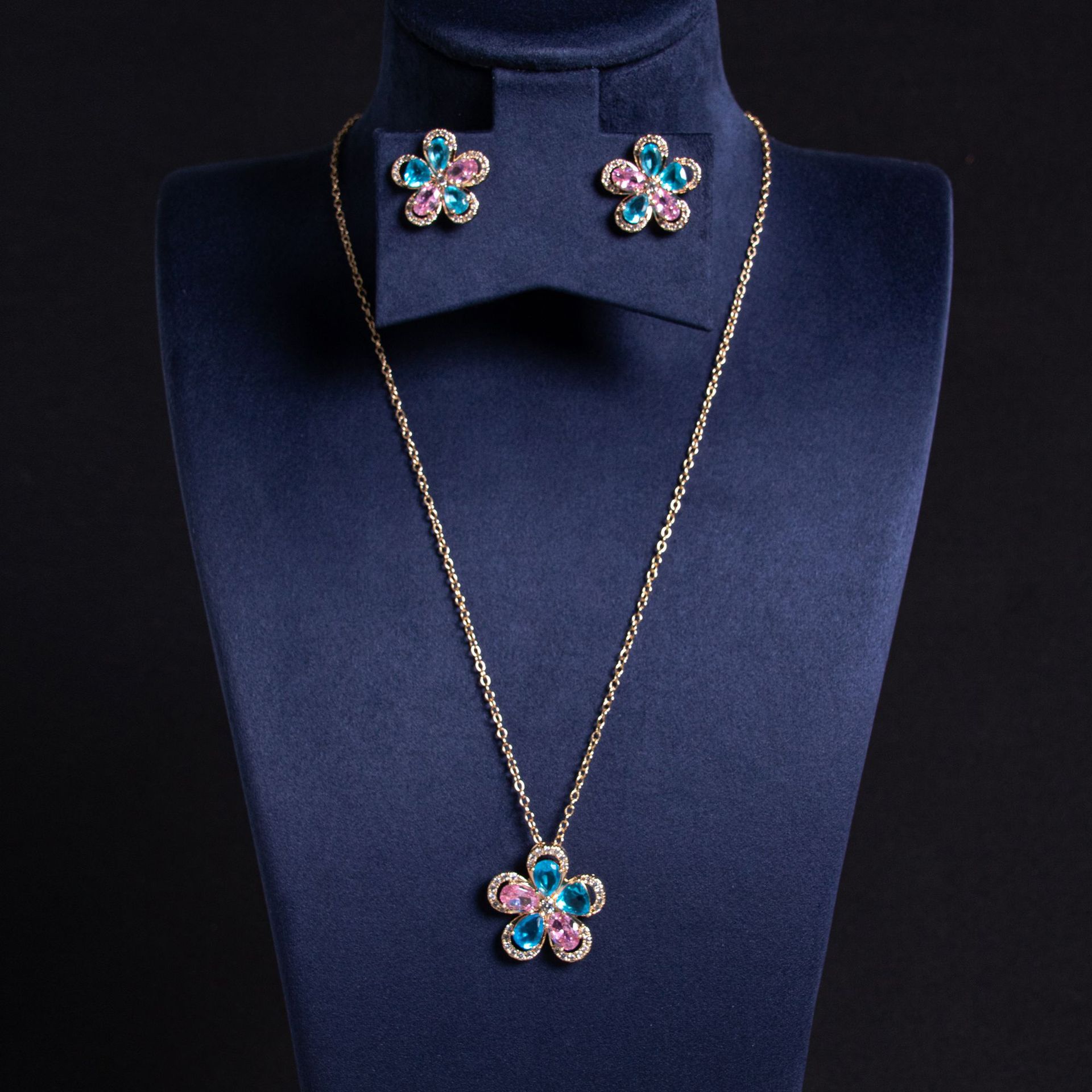 Cross-border autumn and winter women's high-end light luxury flower zircon necklace and earring set, unique and versatile, sweet and elegant collarbone chain details Picture