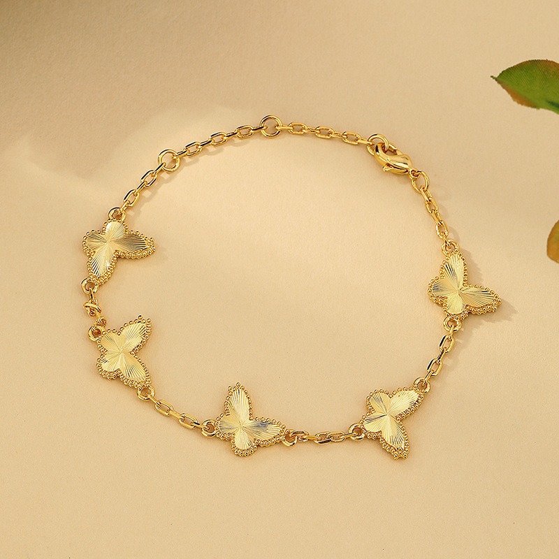 The same style of ancient sand gold five-butterfly bracelet as in the gold store, with a lucky four-leaf clover, exudes a light luxury and timeless charm