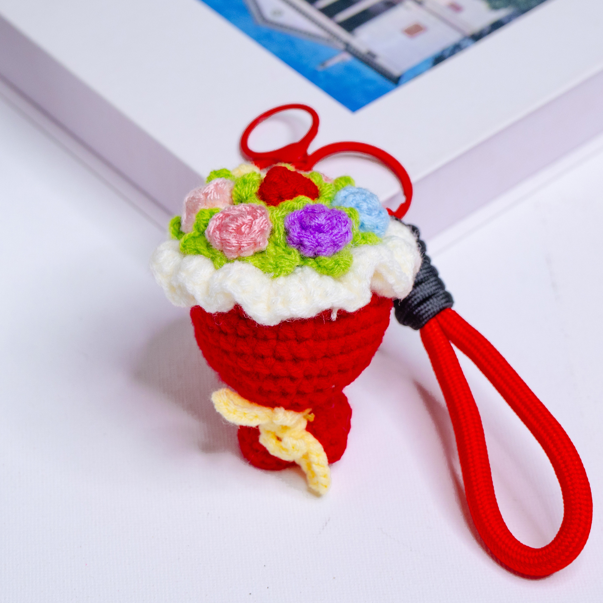 Hand-knitted mini bouquets, hand-held bouquets, pendants, crocheted keychains, bag pendants and ornaments Application Scenario
