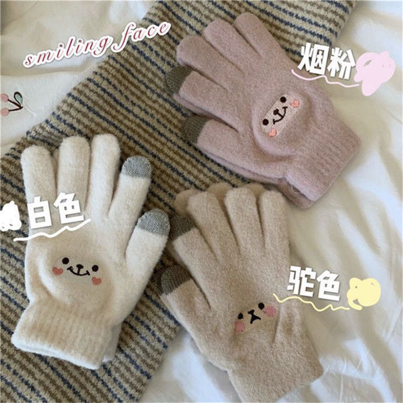 The touch screen gloves are cute for female college students in winter. They are fleece and warm for cycling. The five-finger cold-proof knitted gloves are in an ins style Application Scenario