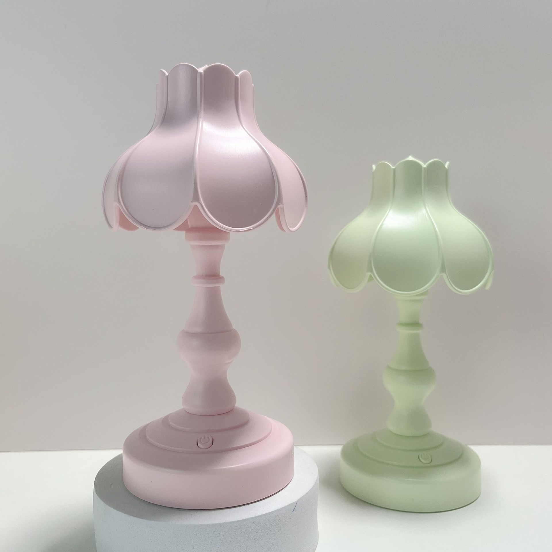 Retro atmosphere light, DIY handmade table lamp, lotus leaf night light, cute and girlish bedroom lighting, Nordic style, eye-protecting Application Scenario