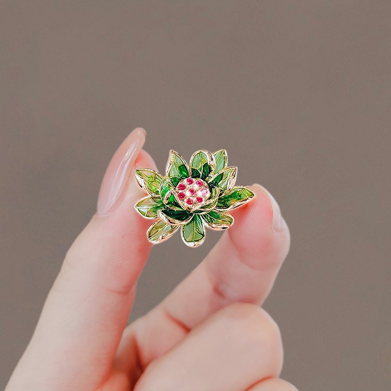 Green lotus flower brooch, high-end women's exquisite small brooch, dress collar pin, enamel color suit brooch accessory Application Scenario