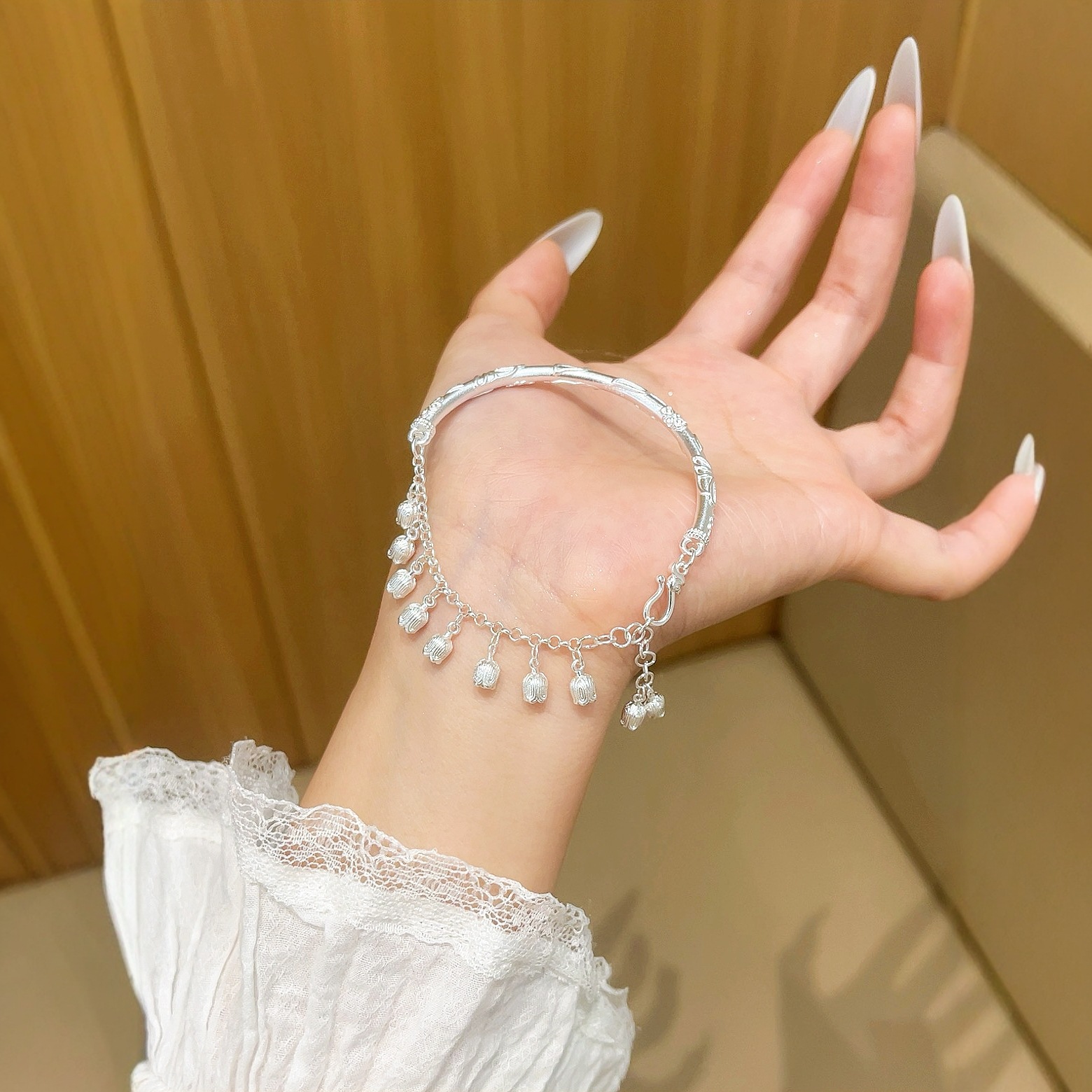 Fringed bracelet for women, light luxury and niche design, versatile and elegant jewelry, copper-plated Tibetan silver and Miao silver for girls full figure