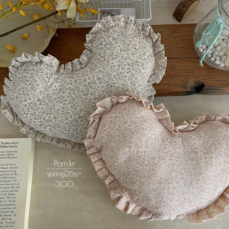 春季新款韩版小碎花爱心抱枕儿童ins风舒适宝宝靠枕房间摆件装饰