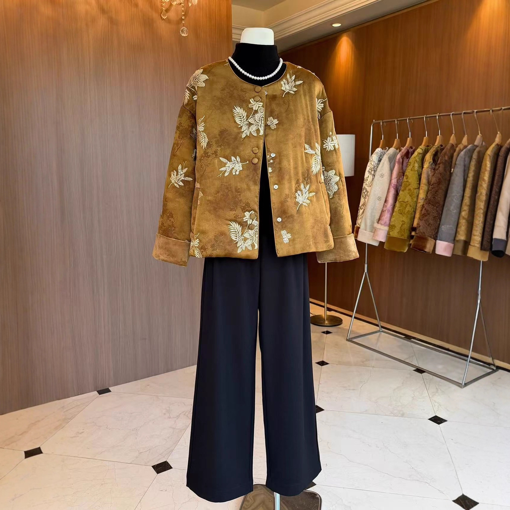 2025 New Chinese-style cotton-padded jacket for women's winter fashion, retro heavy embroidery, old money style cotton jacket Item Picture