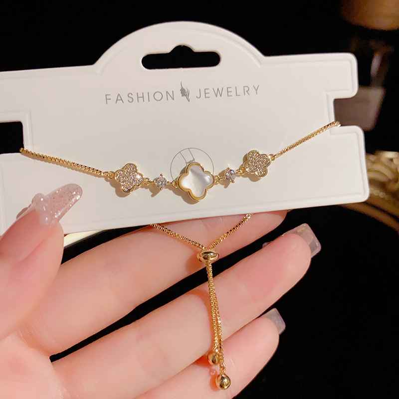 Alto grado de sentido influyente estilo explosivo micro incrustado madre de cuatro hojas pulsera de flores pull-pull-style mujer luz de lujo dulce temperamento pulsera de moda Application Scenario