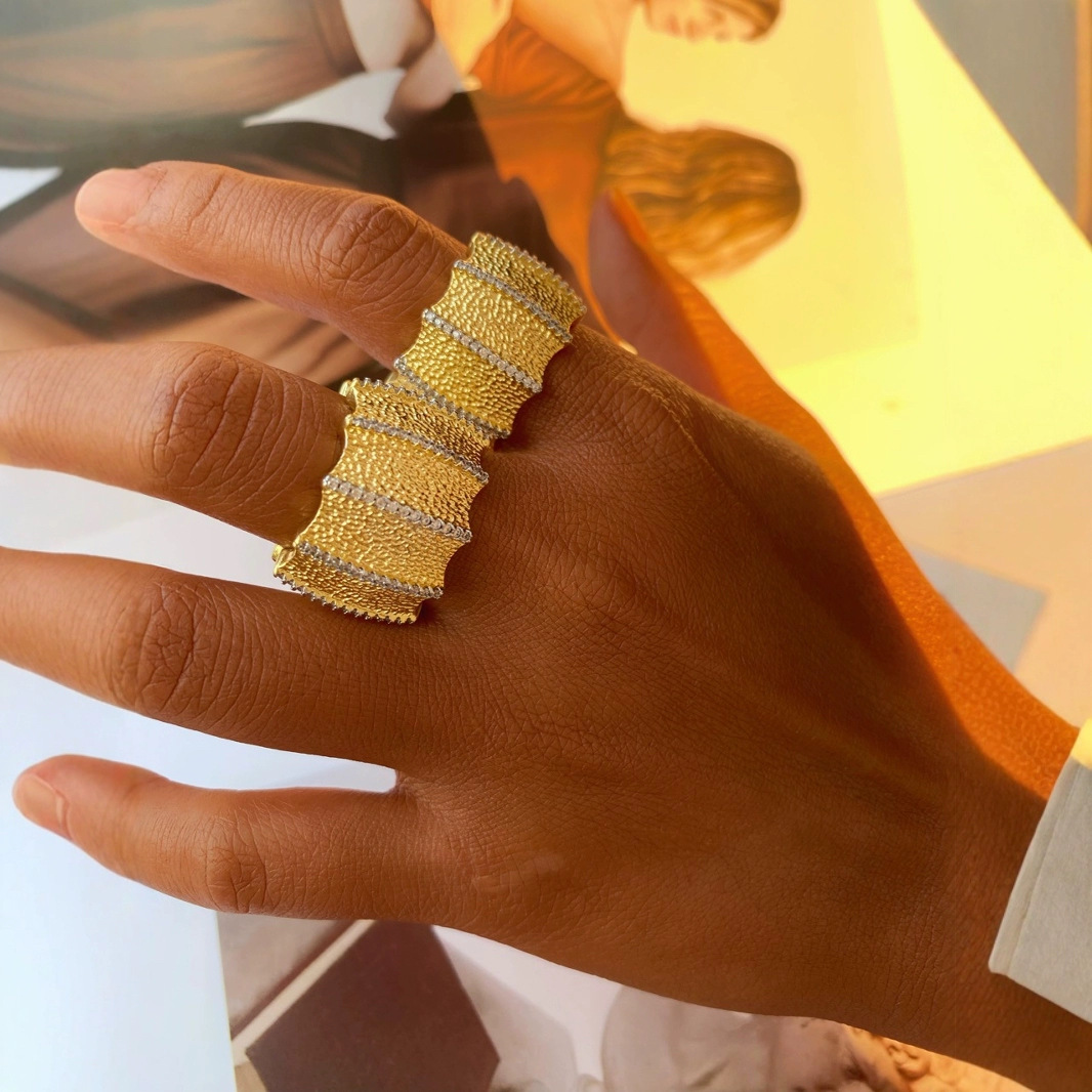 A light luxury and high-end brushed wavy slightly set diamond ring bracelet with exquisite design, a retro and fashionable set details Picture