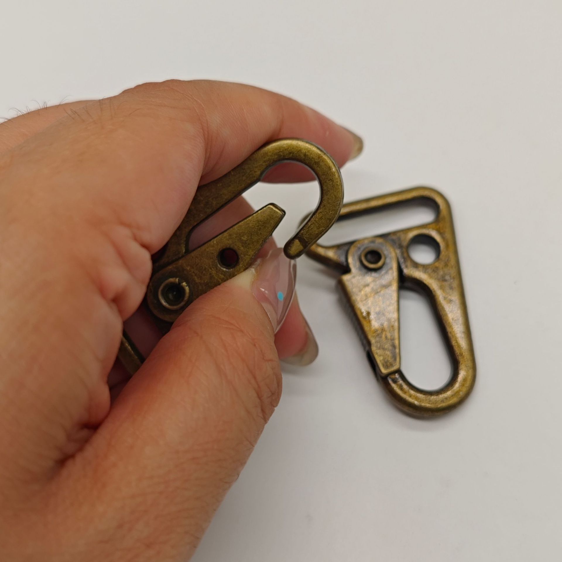 1-inch inner diameter 25mm bronze eagle-beak buckle outdoor backpack accessory, mountaineering knife buckle alloy key tactical hook Specification drawing