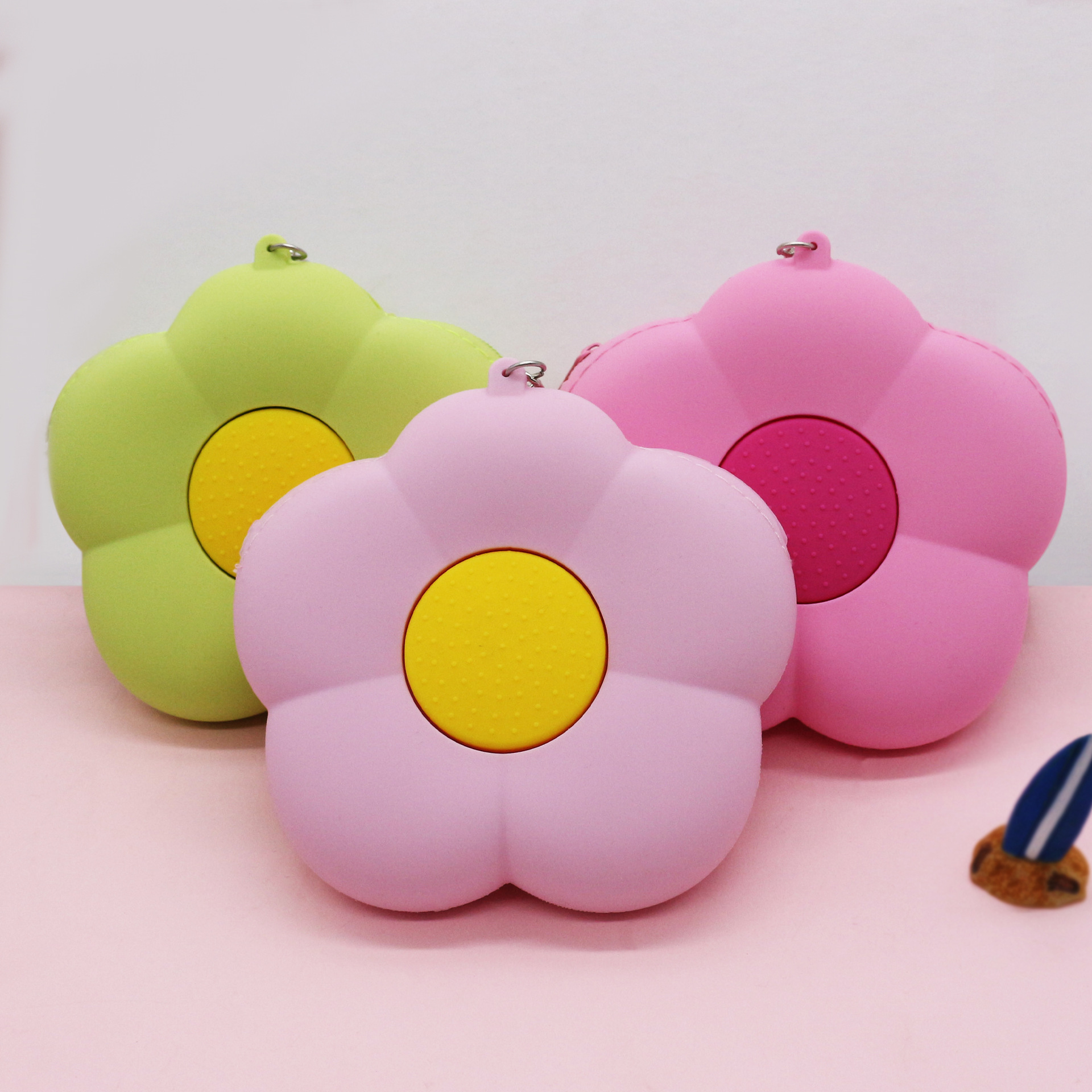 2025 New flower-shaped silicone coin purse, mini cartoon cute zipper small wallet, student coin earphone case Application Scenario