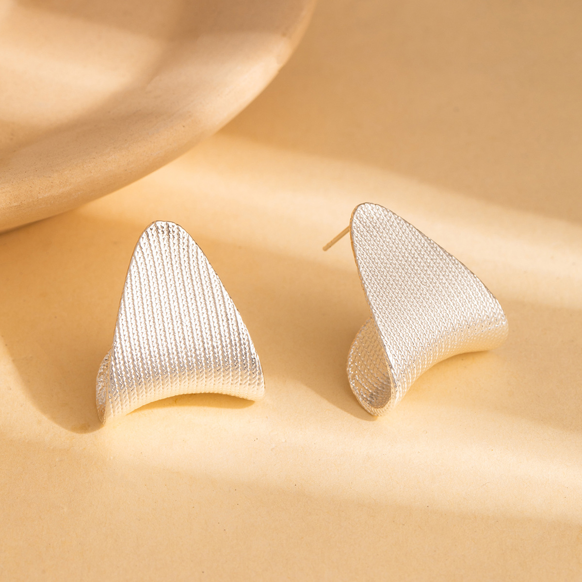 European and American style simple textured triangular ear studs, niche, light luxury, elegant and high-end, personalized and fashionable earrings Application Scenario