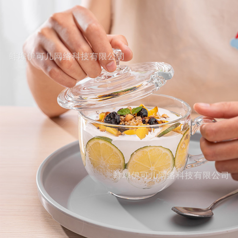 كأس فطور الحليب الزجاجي مغطى بكوب شاي ساخن