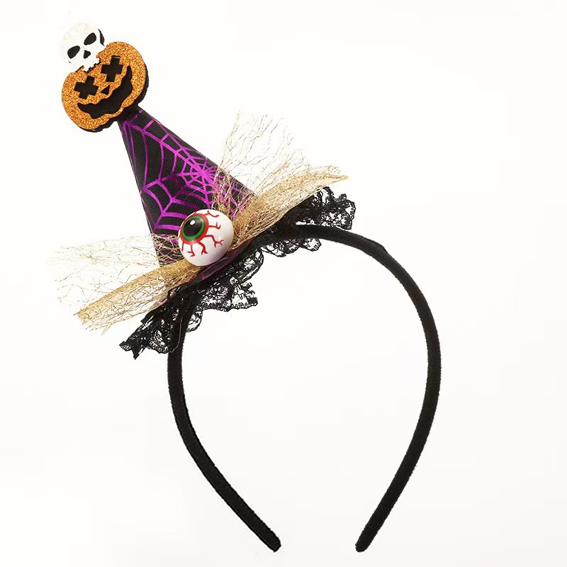 The new Halloween hairband for girls is a funny pumpkin pie. The girl in the hairband cosplay as a hairpin and a evil headwear details Picture