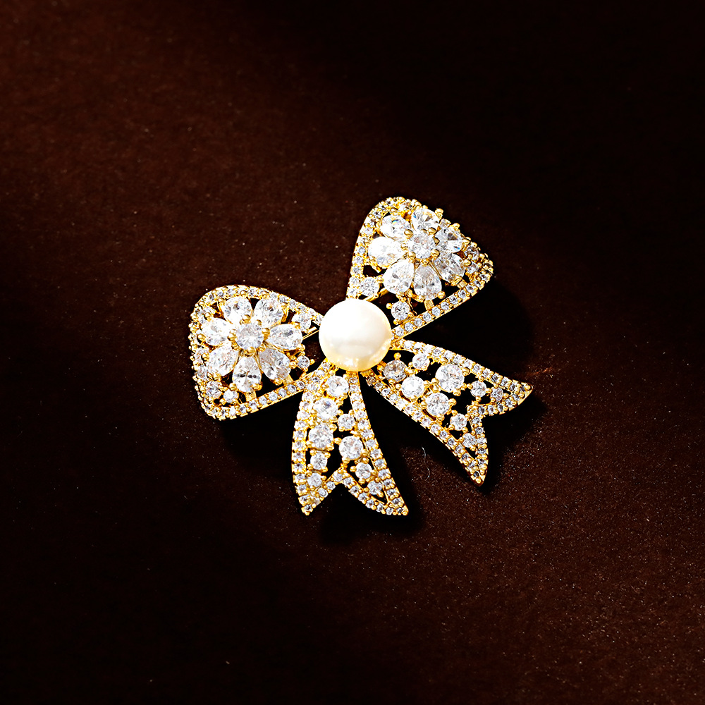 Hyacinth exquisite, high-end, fashionable, light luxury, zirconium bow brooch, elegant and refined, freshwater pearl coat, suit and accessory for women Specification image
