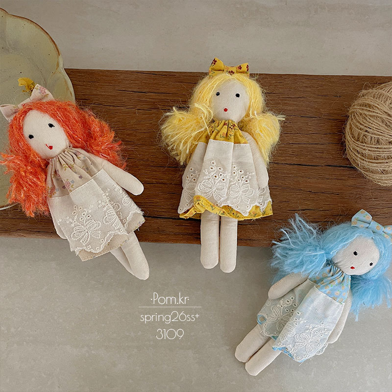 Spring new Korean-style floral handcrafted fabric dolls, children's sweet and pastoral style patchwork dolls, room decorations Specification image