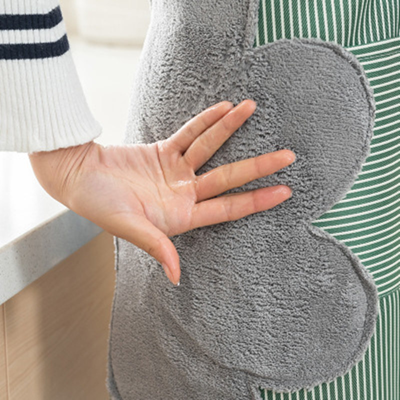 The side of the home waterproof apron can be used to wipe hands. It is suitable for household chores and cooking. It is a waterproof, oil-proof and dirt-resistant cover for home use and a kitchen apron Application Scenario