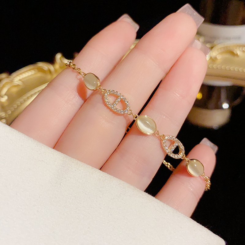 This is a popular, simple and light luxury Instagram cat's eye stone oval bracelet with a retro, fashionable and high-end feel. It is a niche design jewelry Specification image