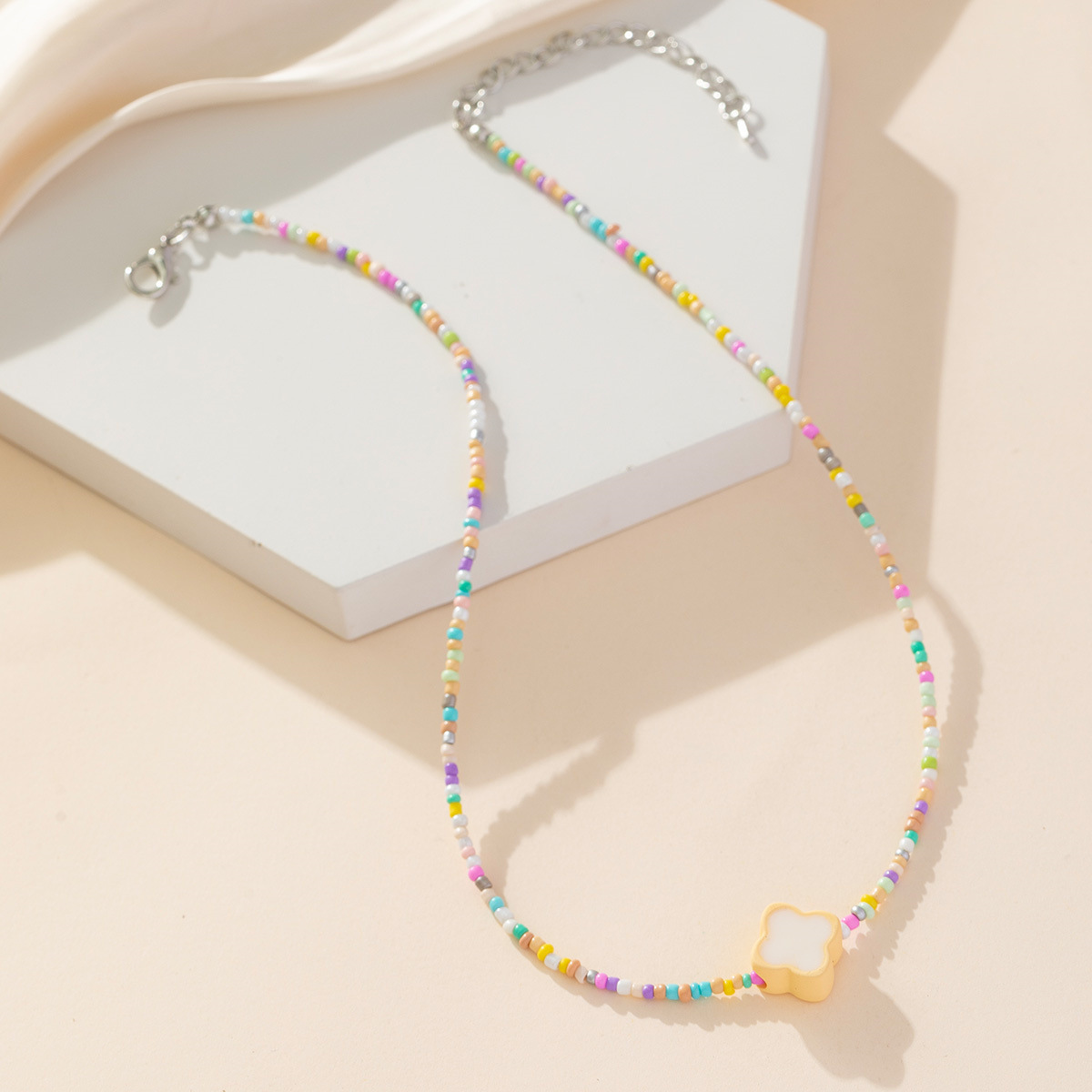 Colorful candy four-leaf flower rice bead beaded necklace, with a unique little Chanel style, sweet and elegant, high-end design, collarbone chain for women