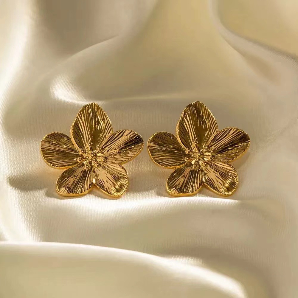 European and American cross-border golden flower exaggerated earrings, retro five-petal flower earrings, stud earrings, niche ins high-end stud earrings for women Application Scenario