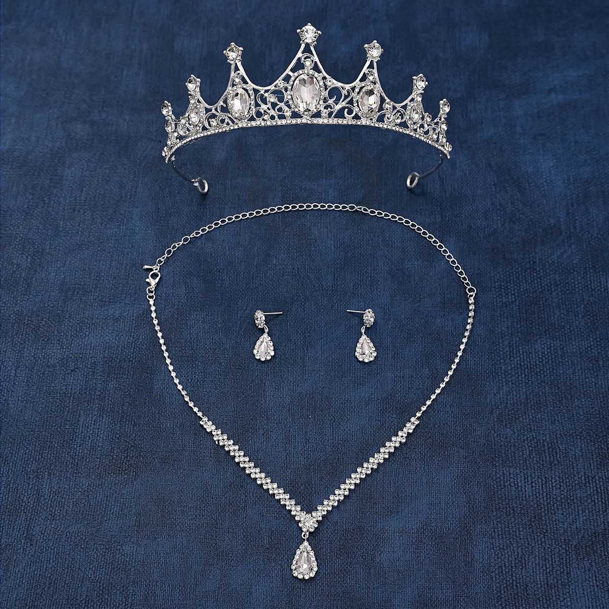 European and American luxurious and elegant bridal chain, three-piece set, hair accessories, ornaments, high-end wedding necklace, earrings, crown details Picture