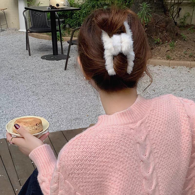 This is a new large-sized cross-fleece hairpin for women in autumn and winter, featuring a generous amount of shark clips and a high-end look. It is a headpiece for the back of the head Specification image