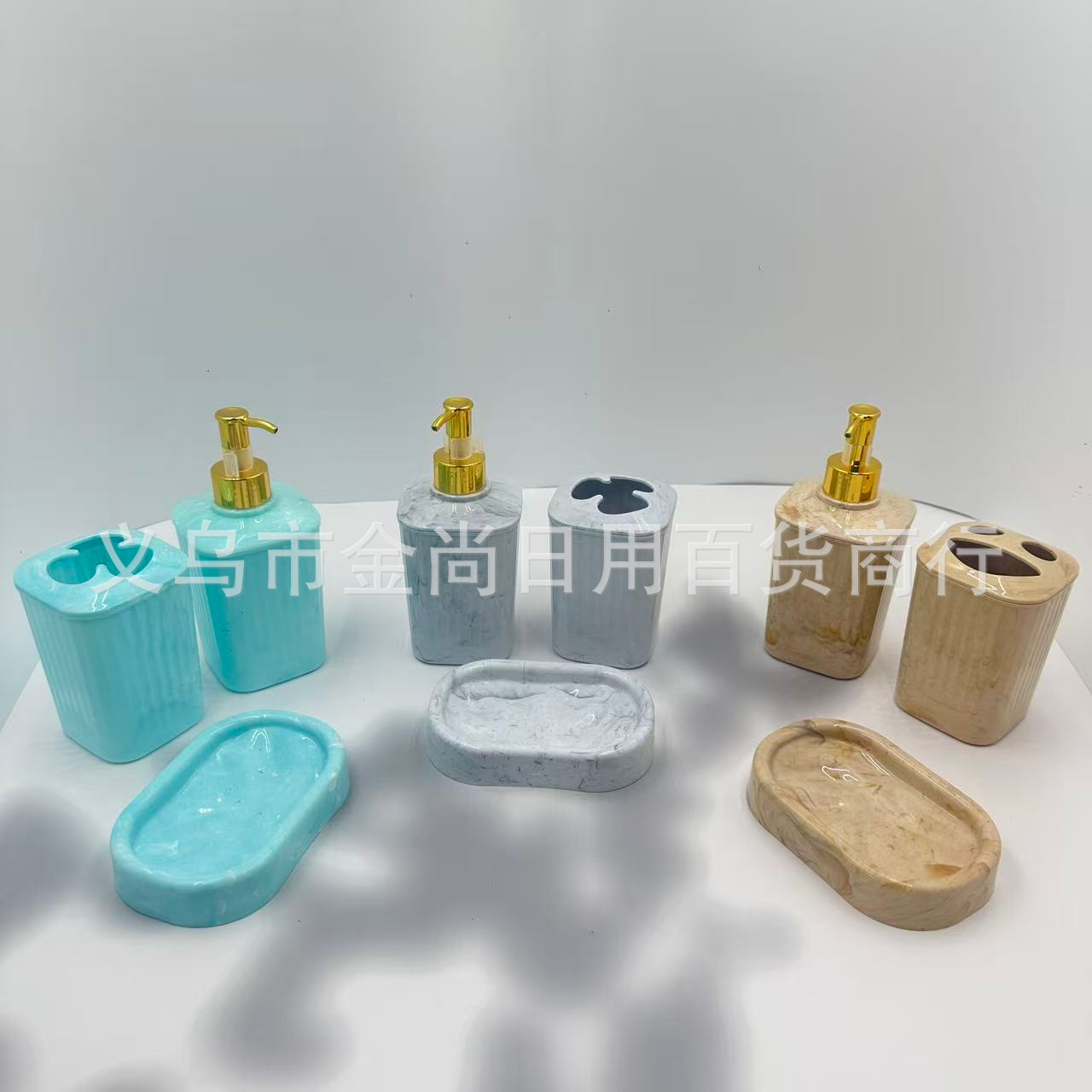 A light luxury round square PP flow-patterned three-color lotion bottle, gold and silver pump head, soap box, mouth cup and three-piece toiletries set Application Scenario