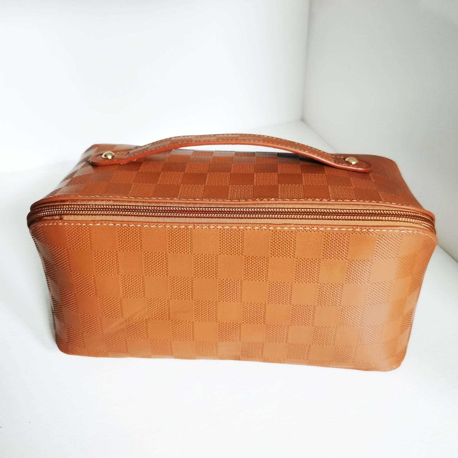 Cross-border checkerboard makeup bag, large-capacity pillow bag, 2023 new travel waterproof storage bag, portable storage details Picture