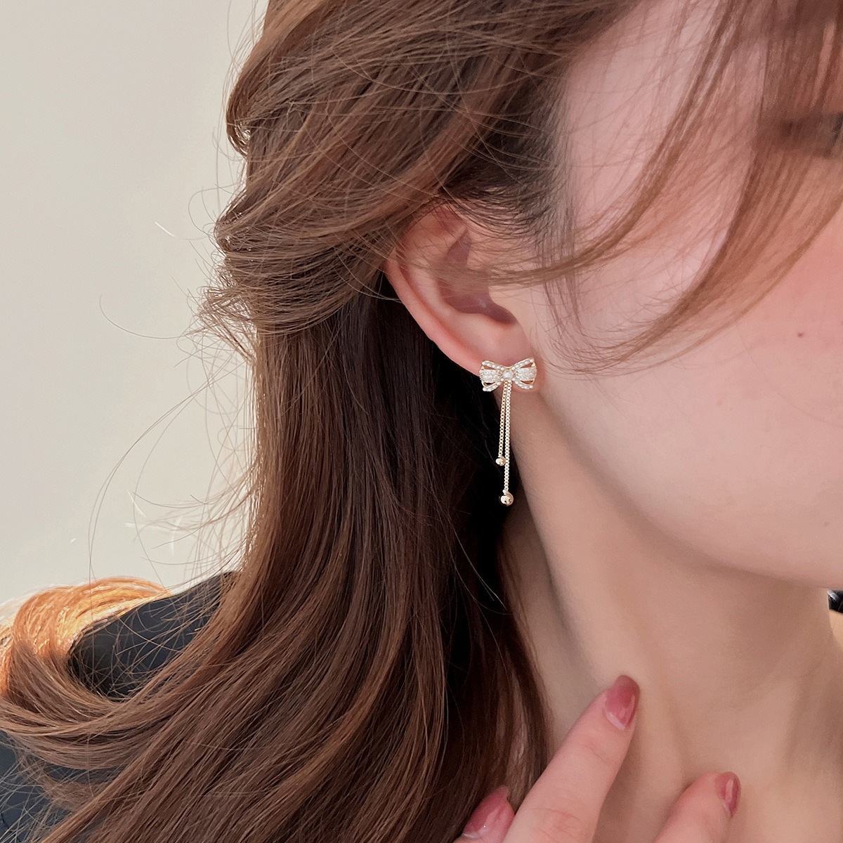 Sweet and gentle bow pearl tassel stud earrings for women to look slimmer, long and exquisite elegant earrings, light luxury and high-end ear strings