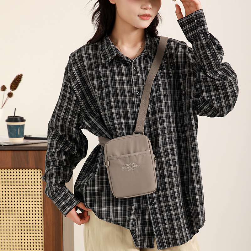 Summer crossbody small bag, portable large-screen phone bag, simple and versatile, small nylon bag for walking Item Picture