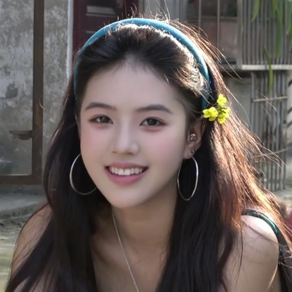 zoozmini lake blue sponge hair band is a versatile and fine headband accessory for women to wear on the outside of their heads Application Scenario