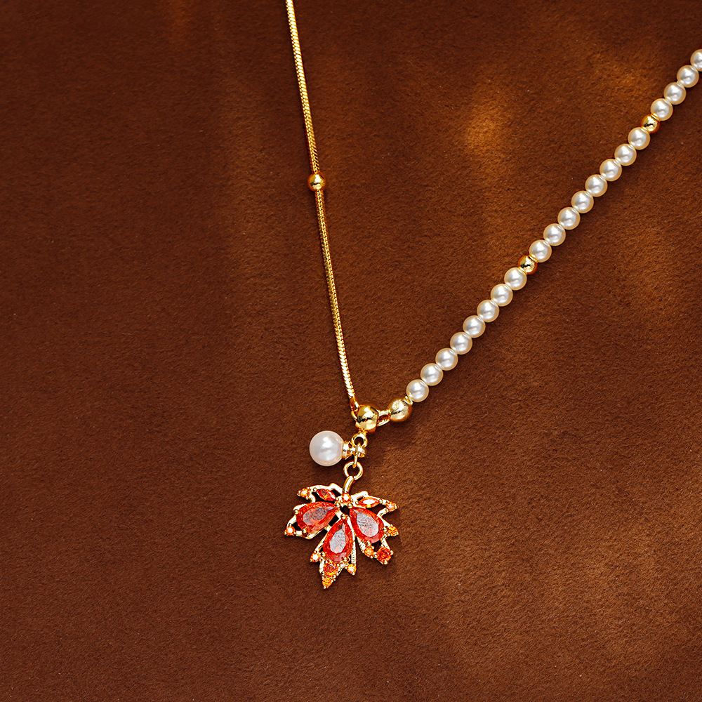 Hyacinth red arce leaf colgante collar mujer único collar de nicho diseño sentido gargantilla otoño invierno cadena de clavícula versátil tik yin boom Application Scenario