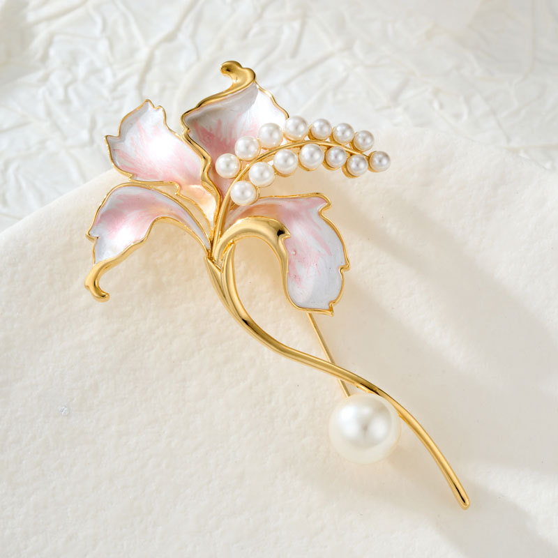 A high-end and exquisite two-color enamel lily brooch, a niche and eye-catching pearl tassel soft and elegant brooch, a new style of brooch Application Scenario
