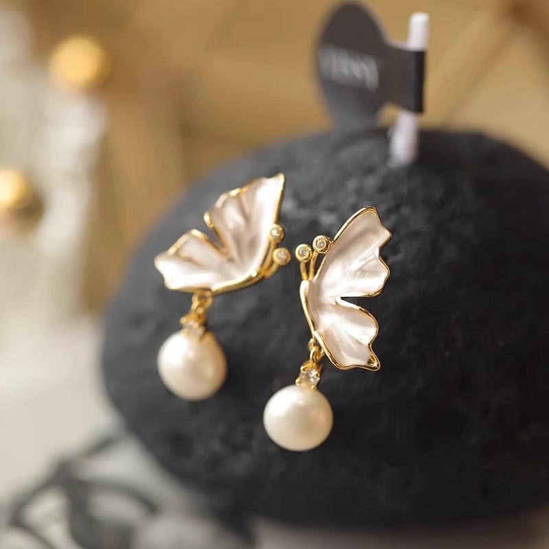 Natural freshwater pearl stud earrings, light luxury butterfly niche earrings, high-end and elegant stud earrings, French fashion, versatile for women