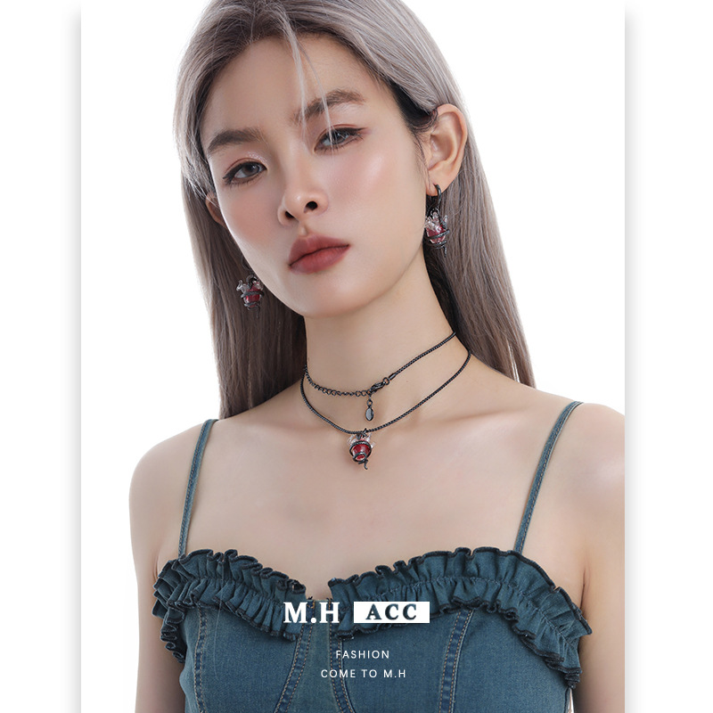 Spicy girl Dark style Spirit snake entwined heart couple necklace, exaggerated female personality, original design, high-end collarbone chain details Picture