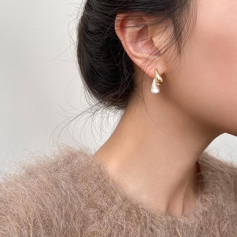 This two-color spliced teardrop earring is a unique and niche design for women. It features personalized stud earrings that are versatile and simple for commuting details Picture