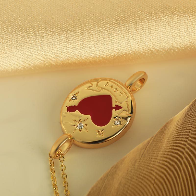 New minimalist women's style, unique and versatile accessories, oil-dripping one-shot heart-piercing pendant, internet-famous elegant necklace, collarbone chain details Picture