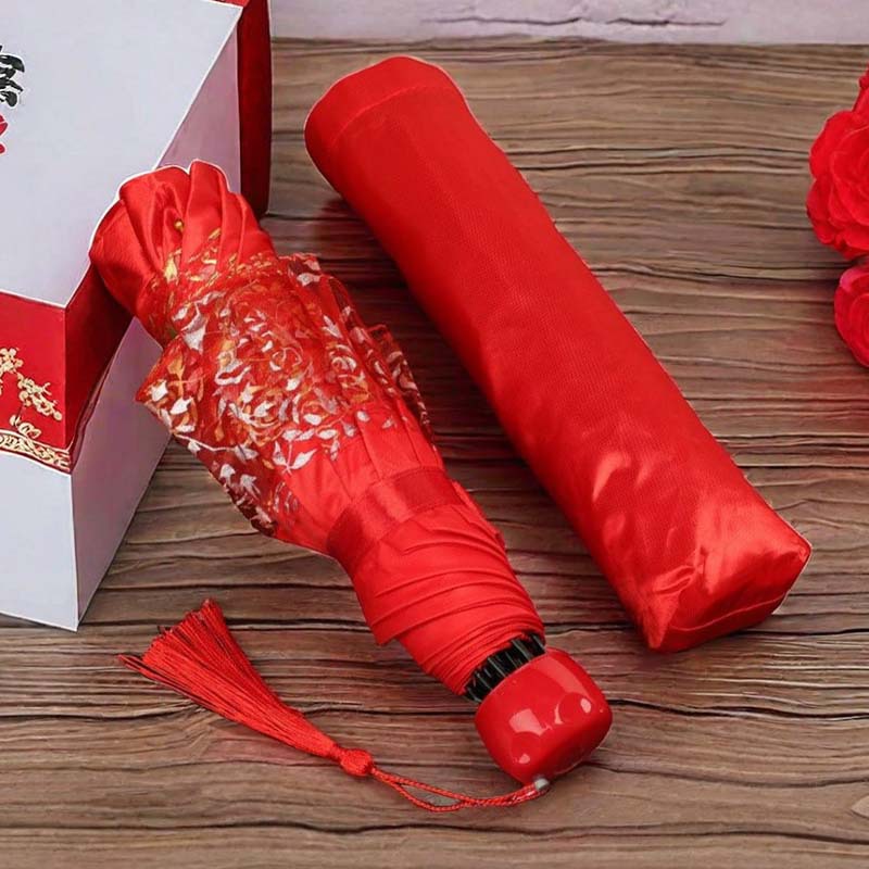 National trend wedding red umbrella: A large red three-fold umbrella with festive lace, a Chinese-style retro wedding folding umbrella details Picture