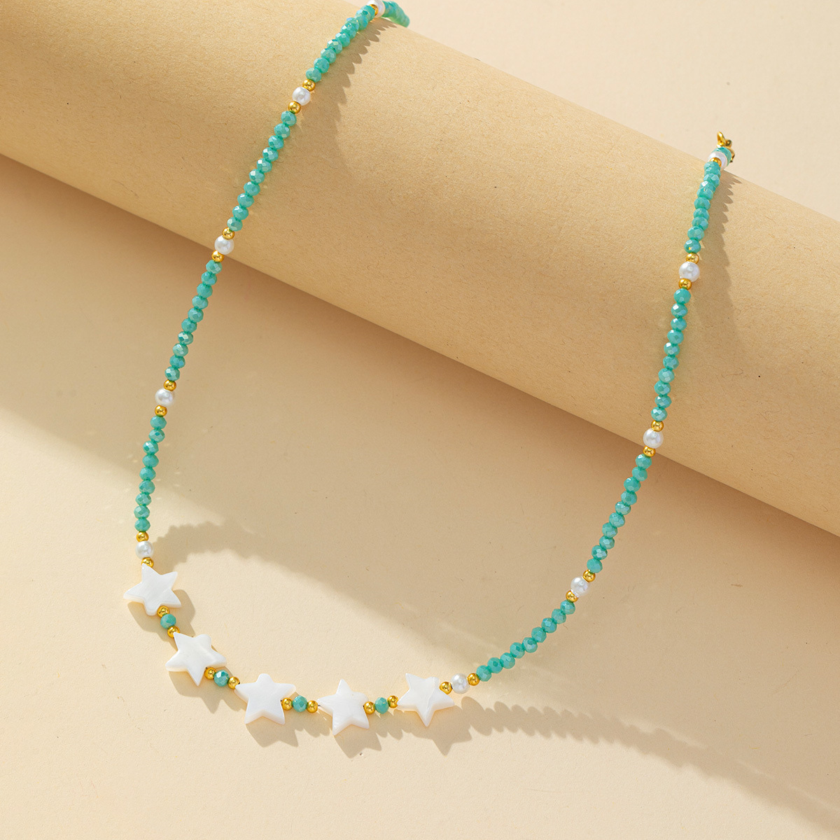 Wholesale of fashionable cross-border best-selling fresh and clean shell heart-shaped crystal necklaces, women's handcrafted beaded collarbone chains and necklaces