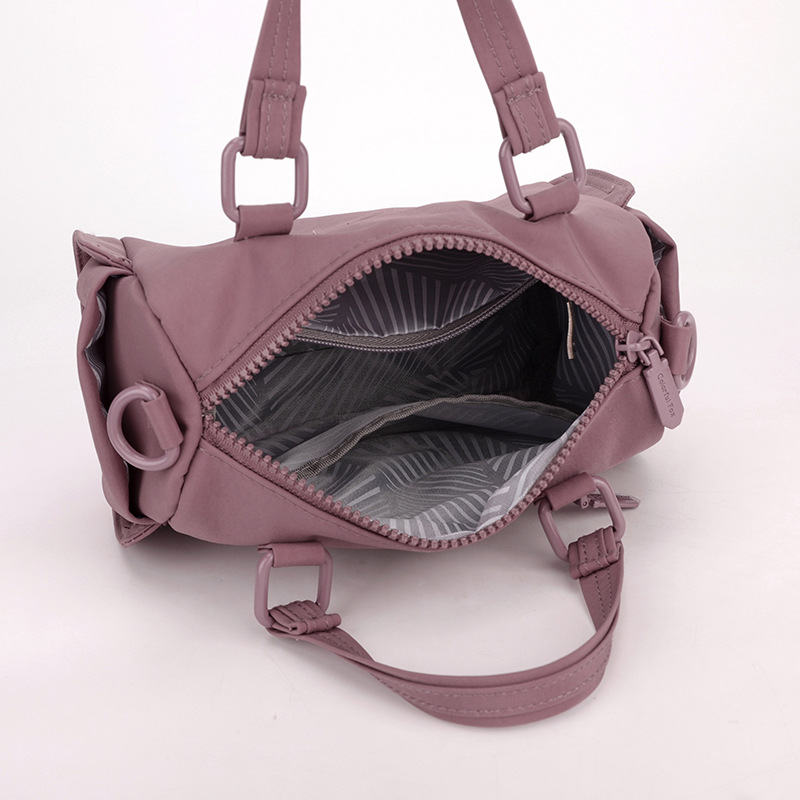 The new versatile nylon single-shoulder bag for women is a simple and casual handbag and a lightweight crossbody bag Application Scenario