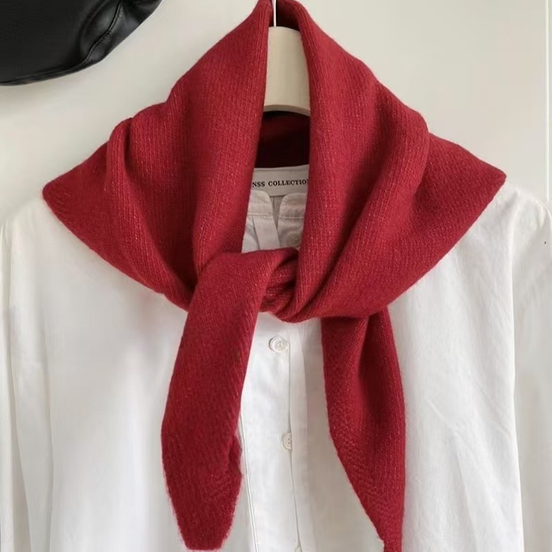One-piece consignment of British original single niche brand woolen knitted triangular scarves, women's headscarves, knitted scarves, multi-functional, warm and versatile, wholesale from street stalls details Picture