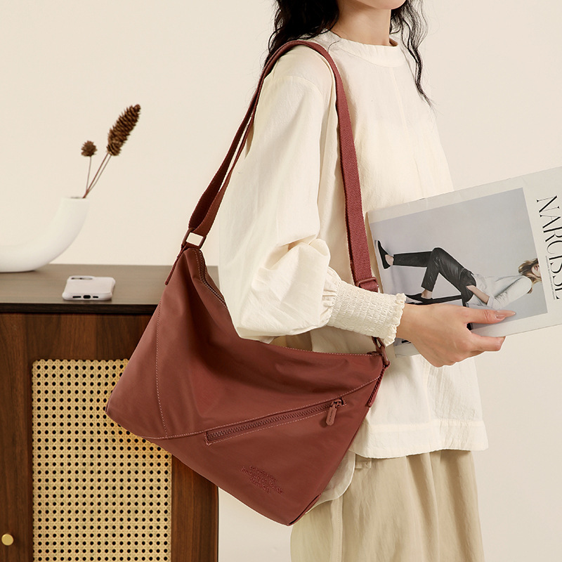 A casual and versatile women's Oxford fabric tote single-shoulder bag for commuting details Picture