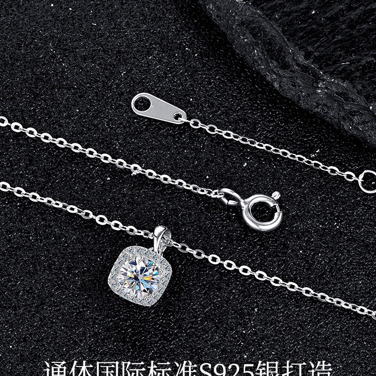 The jewelry set features a high-end square necklace made of 925 sterling silver from Europe and America, which is simple and versatile. The Moissanite collarbone chain exudes a sense of sophistication details Picture