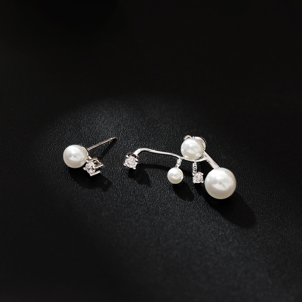 Hyacinth asymmetrical diamond and pearl earrings are fashionable, light luxury, elegant and high-end. They are extremely beautiful, unique and attractive stud earrings