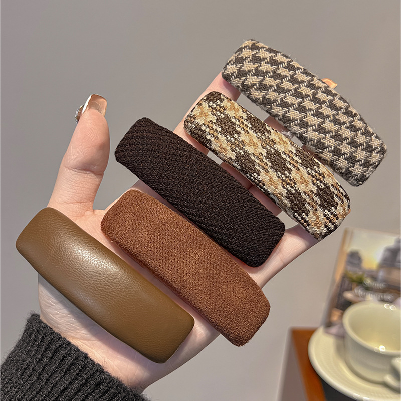 Maillard's thousand-bird checkered coffee-colored side hair clips for women exude a retro charm. Side fringe hair clips and bb hair clips