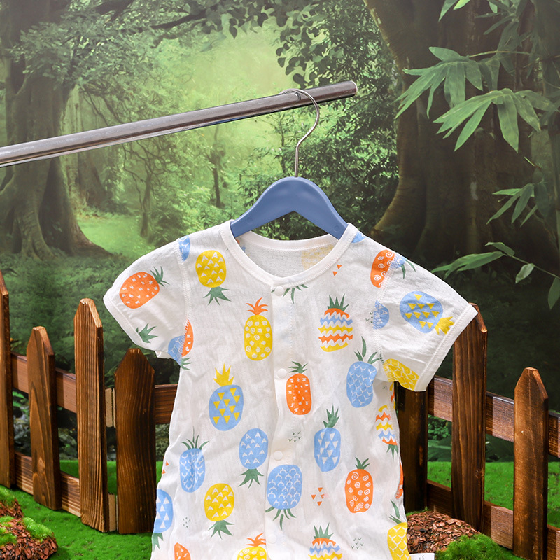 Wood-like clothes hangers, plastic children's traceless clothes racks with crossbars, clothing store and factory store clothes hanger supports wholesale details Picture