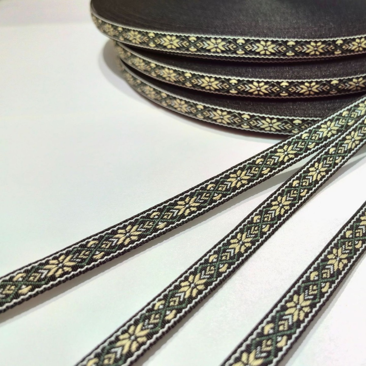 تطريز يدوي من طراز Dy Black Plas، مزود بشريط شعر، مع حزمة حزامية جانبية لملابس العرض details Picture