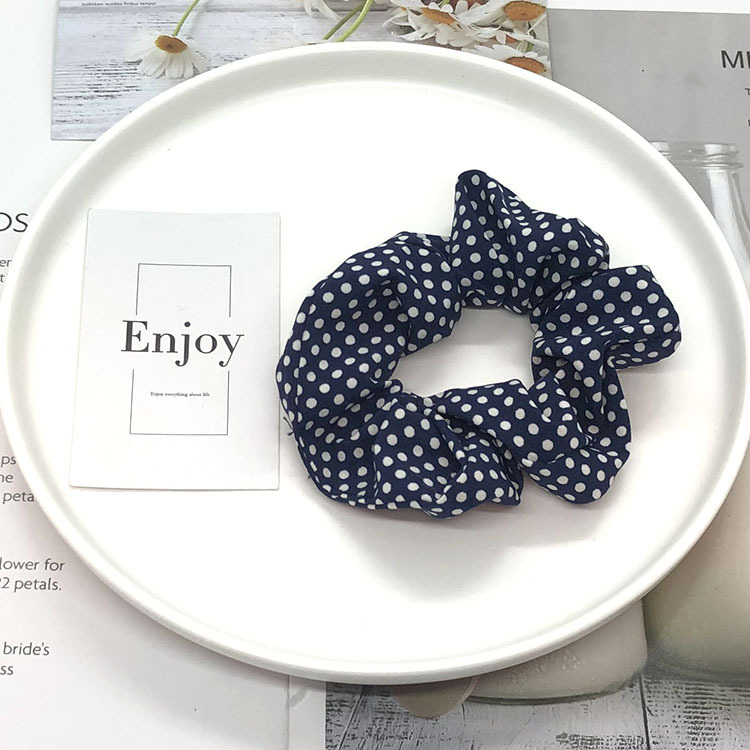 Korean style versatile polka dot pig intestine hair rings, student Internet celebrity mom hair accessories, two-yuan store street stall, selling well Application Scenario
