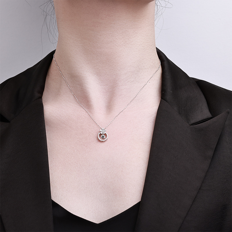 Pure silver Korean-style niche design dynamic necklace, simple and elegant four-leaf clover Mosang collarbone chain necklace accessory Specification image