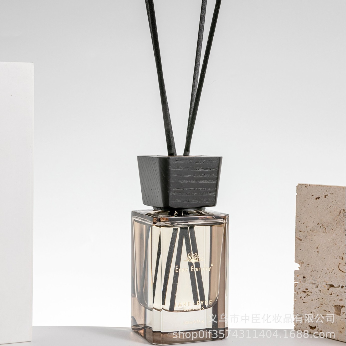 Factory wholesale household aroma diffusers with long-lasting fragrance, hotel flameless aroma, high-end indoor decorative items, evaporation stick diffusers Application Scenario