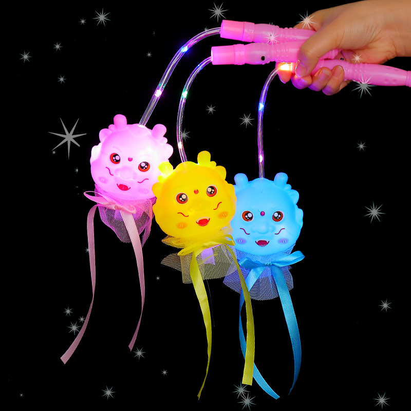 New hand-held lanterns for the Year of the Dragon 2024, featuring little dragon figures, children's luminous toys and flashing lanterns, are available for wholesale at night market stalls details Picture