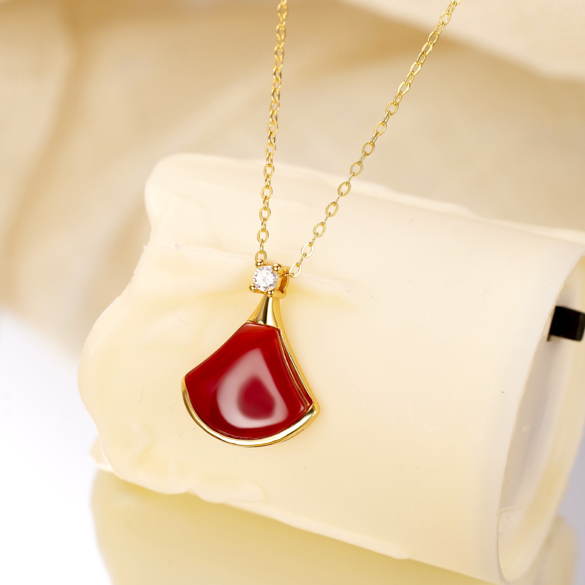 S925 silver little dress necklace, white shell red agate pendant, little dress necklace, women's counter gift, Qixi Festival present Application Scenario